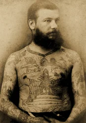 Porträt eines tätowierten Mannes, um 1900